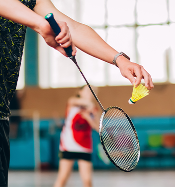 Badminton closeup serve 353x378 1